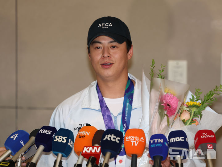 [인천공항=뉴시스] 김명년 기자 = 2026 아이치·나고야 아시안게임에서 우승을 차지한 한국 야구 대표팀 노시환이 28일 인천국제공항을 통해 귀국해 인터뷰를 하고 있다. 2026.09.28. kmn@newsis.com