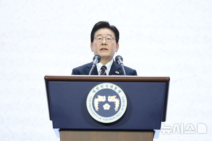 [인천=뉴시스] 조성봉 기자 = 이재명 대통령이 28일 인천 송도에서 열린 제20회 세계한인의 날 기념식에서 기념사를 하고 있다.(청와대통신사진기자단) 2026.09.28. suncho21@newsis.com