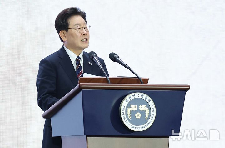 [인천=뉴시스] 조성봉 기자 = 이재명 대통령이 28일 인천 송도에서 열린 제20회 세계한인의 날 기념식에서 기념사를 하고 있다. (청와대통신사진기자단) 2026.09.28. suncho21@newsis.co