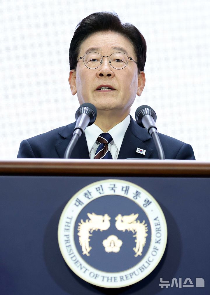 [인천=뉴시스] 조성봉 기자 = 이재명 대통령이 28일 인천 송도에서 열린 제20회 세계한인의 날 기념식에서 기념사를 하고 있다. (청와대통신사진기자단) 2026.09.28. suncho21@newsis.co