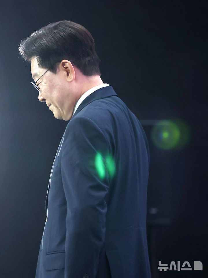 [인천=뉴시스] 조성봉 기자 = 이재명 대통령이 28일 인천 송도에서 열린 제20회 세계한인의 날 기념식에서 기념사를 마치고 자리로 이동하고 있다. (청와대통신사진기자단) 2026.09.28. suncho21@newsis.co