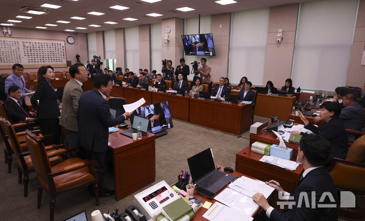 [서울=뉴시스] 김근수 기자 = 국민의힘 법사위원회 소속 의원들이 28일 오후 서울 여의도 국회에서 열린 제439회국회정기회 제8차 법제사법위원회에서 대법원 국정감사를 앞두고 조희대 대법원장에 대한 증인 채택에 반발하며 퇴장하고 있다. 2026.09.28. ks@newsis.com