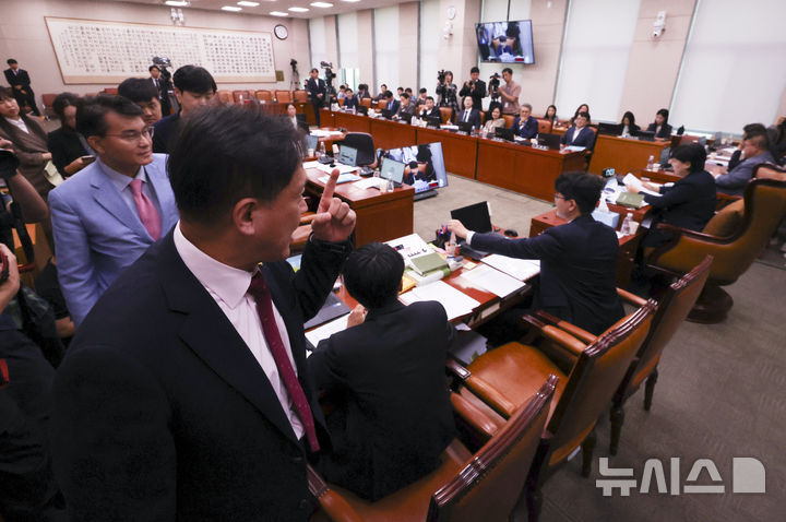 [서울=뉴시스] 김근수 기자 = 국민의힘 법사위원회 소속 의원들이 28일 오후 서울 여의도 국회에서 열린 제439회국회정기회 제8차 법제사법위원회에서 대법원 국정감사를 앞두고 조희대 대법원장에 대한 증인 채택에 반발하며 퇴장하고 있다. 2026.09.28. ks@newsis.com