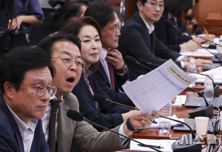 [서울=뉴시스] 김근수 기자 = 국민의힘 법사위원회 소속 의원들이 28일 오후 서울 여의도 국회에서 열린 제439회국회정기회 제8차 법제사법위원회에서 대법원 국정감사를 앞두고 조희대 대법원장에 대한 증인 채택에 반발하고 있다. 2026.09.28. ks@newsis.com