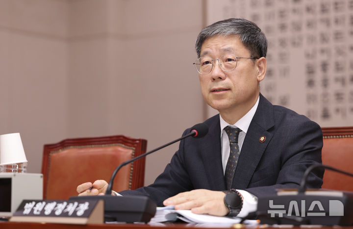 [서울=뉴시스] 김근수 기자 = 노경필 법원행정처장이 28일 오후 서울 여의도 국회에서 열린 제439회국회정기회 제8차 법제사법위원회 긴급 현안질의에 답하고 있다. 2026.09.28. ks@newsis.com