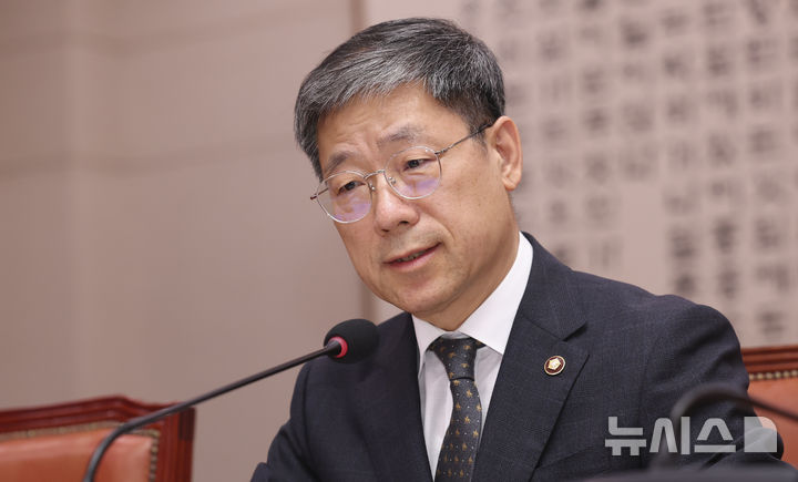 [서울=뉴시스] 김근수 기자 = 노경필 법원행정처장이 28일 오후 서울 여의도 국회에서 열린 제439회국회정기회 제8차 법제사법위원회 긴급 현안질의에 답하고 있다. 2026.09.28. ks@newsis.com