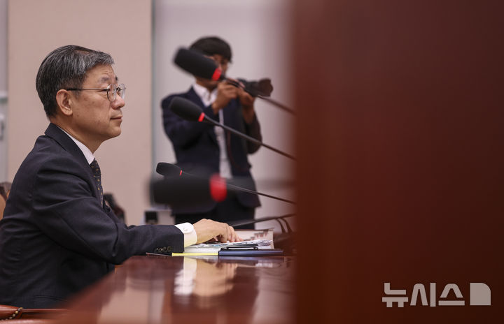 [서울=뉴시스] 김근수 기자 = 노경필 법원행정처장이 지난달 28일 오후 서울 여의도 국회에서 열린 제439회국회정기회 제8차 법제사법위원회 긴급 현안질의에 답하고 있다. 2026.10.05. ks@newsis.com