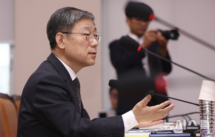 [서울=뉴시스] 김근수 기자 = 노경필 법원행정처장이 28일 오후 서울 여의도 국회에서 열린 제439회국회정기회 제8차 법제사법위원회 긴급 현안질의에 답하고 있다. 2026.09.28. ks@newsis.com