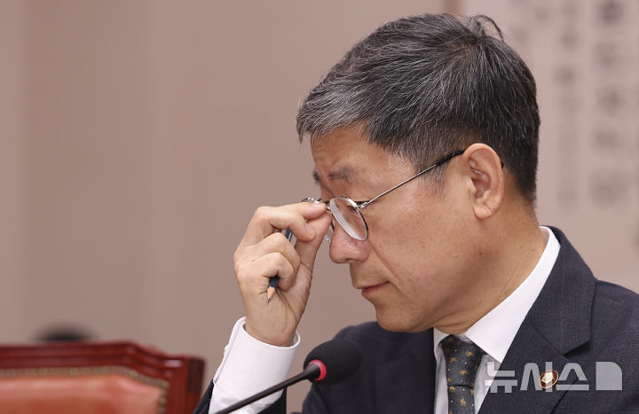 [서울=뉴시스] 김근수 기자 = 노경필 법원행정처장이 28일 오후 서울 여의도 국회에서 열린 제439회국회정기회 제8차 법제사법위원회 긴급 현안질의에 답하는 도중 안경을 고쳐쓰고 있다. 2026.09.28. ks@newsis.com