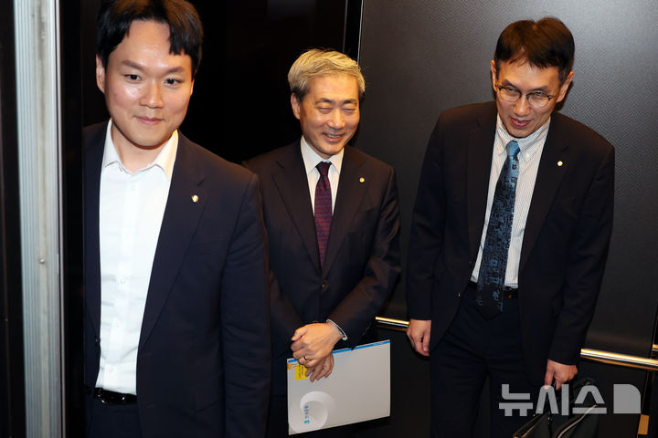[서울=뉴시스] 고승민 기자 = 신현송 한국은행 총재가 지난달 28일 서울 은행연합회에서 열린 취임 후 첫 은행장 간담회에 참석하고 있다. 2026.09.28. kkssmm99@newsis.com