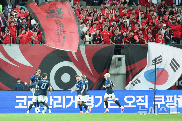 [서울=뉴시스] 권창회 기자 = 28일 서울 마포구 서울상암월드컵경기장에서 열린 하나은행 초청 대한민국 축구 국가대표팀 친선경기 대한민국 대 우루과이의 경기, 우루과이 누녜스가 선제골을 넣은 뒤 기뻐하고 있다. 2026.09.28. kch0523@newsis.com
