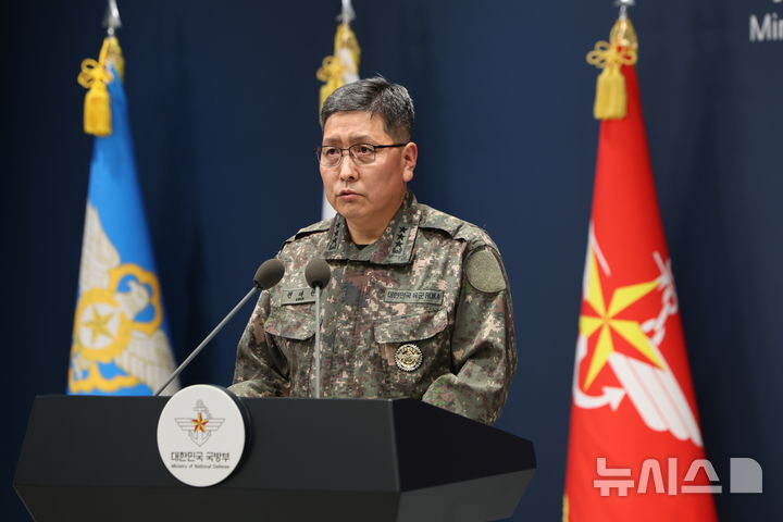 [서울=뉴시스] 김명년 기자 = 권대원 합동참모본부 차장이 28일 오후 서울 용산구 국방부에서 DMZ 지뢰 폭발 사고 관련 브리핑을 하고 있다. 2026.09.28. kmn@newsis.com
