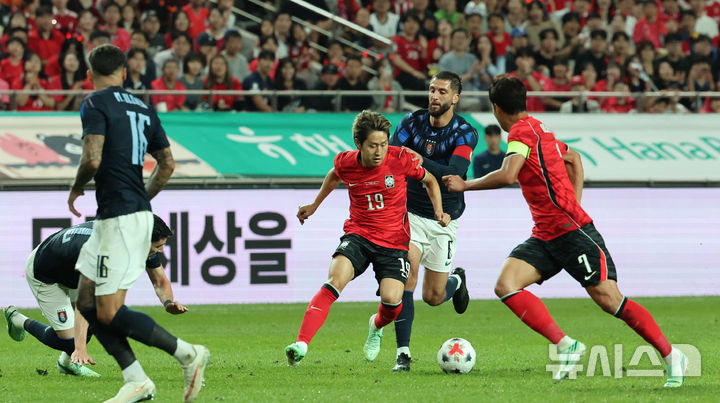 [서울=뉴시스] 권창회 기자 = 28일 서울 마포구 서울상암월드컵경기장에서 열린 하나은행 초청 대한민국 축구 국가대표팀 친선경기 대한민국 대 우루과이의 경기, 대한민국 이강인이 드리블 하고 있다. 2026.09.28. kch0523@newsis.com
