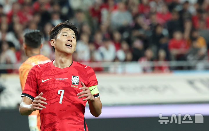 [서울=뉴시스] 권창회 기자 = 28일 서울 마포구 서울상암월드컵경기장에서 열린 하나은행 초청 대한민국 축구 국가대표팀 친선경기 대한민국 대 우루과이의 경기, 대한민국 손흥민이 골찬스를 놓친 뒤 아쉬워하고 있다. 2026.09.28. kch0523@newsis.com