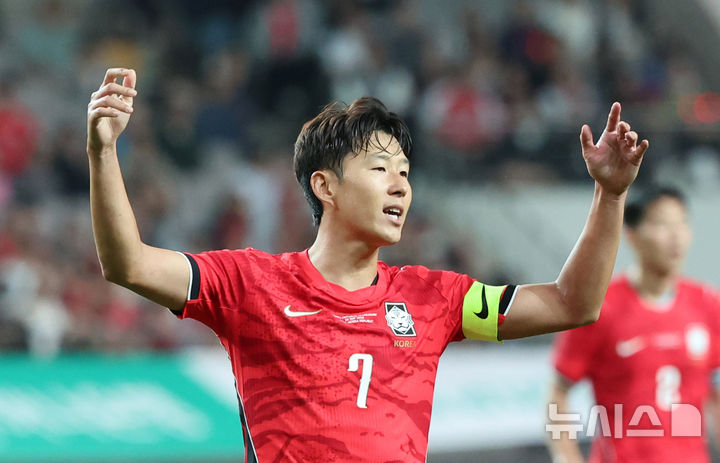 [서울=뉴시스] 권창회 기자 = 28일 서울 마포구 서울상암월드컵경기장에서 열린 하나은행 초청 대한민국 축구 국가대표팀 친선경기 대한민국 대 우루과이의 경기, 대한민국 손흥민이 골찬스를 놓친 뒤 아쉬워하고 있다. 2026.09.28. kch0523@newsis.com