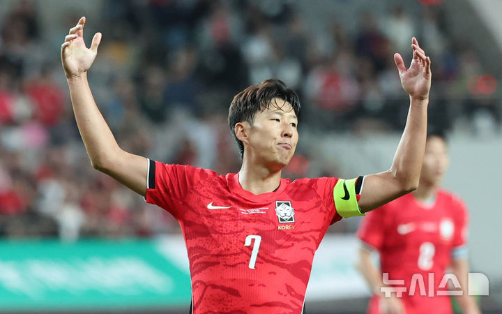 [서울=뉴시스] 권창회 기자 = 28일 서울 마포구 서울상암월드컵경기장에서 열린 하나은행 초청 대한민국 축구 국가대표팀 친선경기 대한민국 대 우루과이의 경기, 대한민국 손흥민이 골찬스를 놓친 뒤 아쉬워하고 있다. 2026.09.28. kch0523@newsis.com
