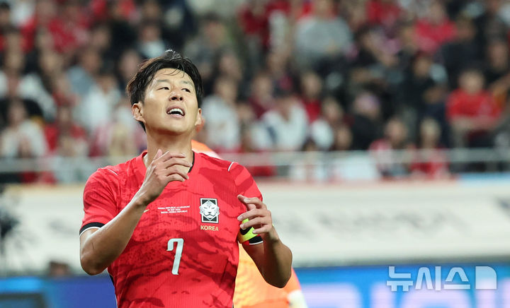 [서울=뉴시스] 권창회 기자 = 28일 서울 마포구 서울상암월드컵경기장에서 열린 하나은행 초청 대한민국 축구 국가대표팀 친선경기 대한민국 대 우루과이의 경기, 대한민국 손흥민이 골찬스를 놓친 뒤 아쉬워하고 있다. 2026.09.28. kch0523@newsis.com
