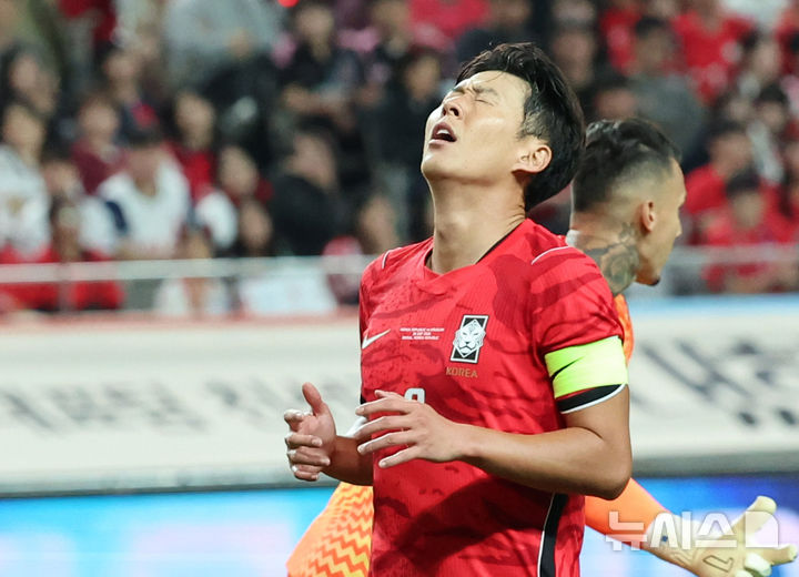 [서울=뉴시스] 권창회 기자 = 28일 서울 마포구 서울상암월드컵경기장에서 열린 하나은행 초청 대한민국 축구 국가대표팀 친선경기 대한민국 대 우루과이의 경기, 대한민국 손흥민이 골찬스를 놓친 뒤 아쉬워하고 있다. 2026.09.28. kch0523@newsis.com