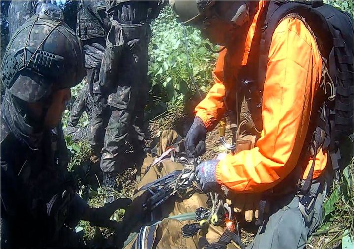 [서울=뉴시스] 고승민 기자 = 합동참모본부가 28일 서울 국방부에서 DMZ 지뢰 폭발 사고 관련 브리핑을 진행했다. 사진은 이 날 브리핑에서 공개된 당시 상황 모습. 현장에 투입된 응급구조사가 환자를 결속하고 있다. (사진=합동참모본부 제공) 2026.09.28. photo@newsis.com *재판매 및 DB 금지