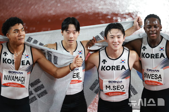 [나고야(일본)=뉴시스] 이영환 기자 = 28일 오후(현지 시간) 일본 나고야 미즈호 파크 육상경기장에서 열린 2026 아이치·나고야 아시안게임 육상 남자 400m 계주 결승, 동메달을 차지한 대한민국 나마디 조엘진, 비웨사 다니엘 가사마, 이재성, 서민준이 기념촬영 하고 있다. 2026.09.28. 20hwan@newsis.com
