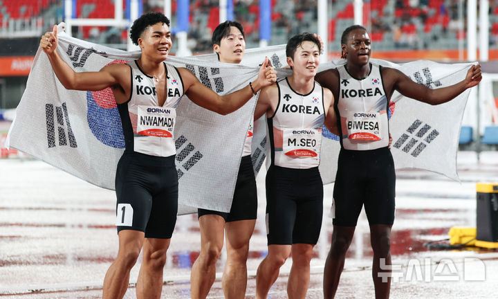 [나고야(일본)=뉴시스] 김금보 기자 = 28일 오후(현지 시간) 일본 나고야 미즈호 파크 육상경기장에서 열린 2026 아이치·나고야 아시안게임 육상 남자 400m 계주 결승, 동메달을 차지한 대한민국 나마디 조엘진, 비웨사 다니엘 가사마, 이재성, 서민준이 기념촬영 하고 있다. 2026.09.28. kgb@newsis.com