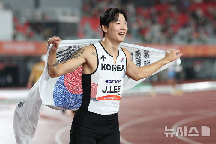 [나고야(일본)=뉴시스] 김금보 기자 = 28일 오후(현지 시간) 일본 나고야 미즈호 파크 육상경기장에서 열린 2026 아이치·나고야 아시안게임 육상 남자 400m 계주 결승, 동메달을 차지한 대한민국 이재성이 기뻐하고 있다. 2026.09.28. kgb@newsis.com