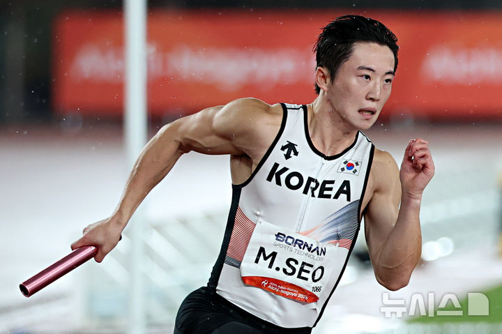 [나고야(일본)=뉴시스] 김금보 기자 = 28일 오후(현지 시간) 일본 나고야 미즈호 파크 육상경기장에서 열린 2026 아이치·나고야 아시안게임 육상 남자 400m 계주 결승, 한국 첫번째 주자 서민준이 스타트 하고 있다. 2026.09.28. kgb@newsis.com