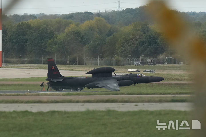 [페어포드=AP/뉴시스] 28일(현지 시간) 영국 공군(RAF) 페어포드 기지에 미 공군의 U-2 정찰기가 착륙하고 있다. 2026.09.29.