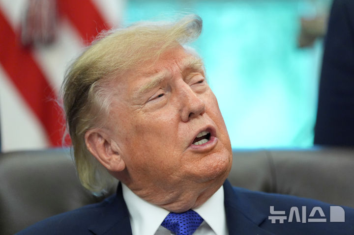 [워싱턴=AP/뉴시스]도널드 트럼프 미국 대통령이 28일(현지 시간) 백악관 집무실에서 메사비 메탈릭스가 아이오와주에 대형 제철소를 건설할 계획이라고 발표하고 있다. 2026.09.29.
