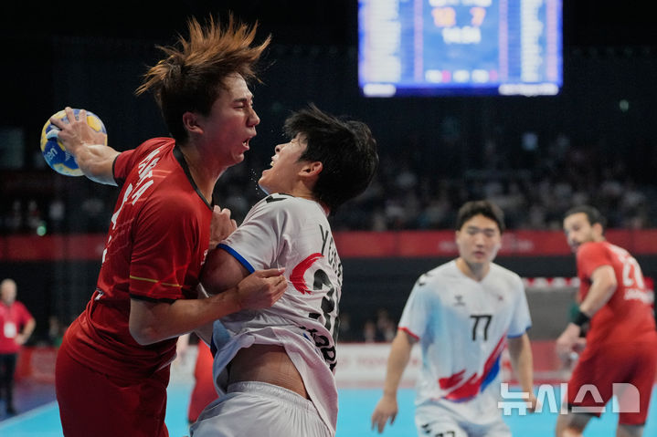 [이나자와=AP/뉴시스] 이요셉이 29일 일본 이나자와 엔트리오에서 열린 2026 아이치·나고야 아시안게임 핸드볼 남자 동메달 결정전 일본과 경기 중 나카타 고타를 막고 있다. 2026.09.29.