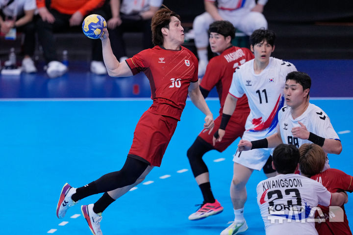 [이나자와=AP/뉴시스] 2026 아이치·나고야 아시안게임 남자 핸드볼 동메달 결정전에서 맞붙은 한국과 일본. 2026.09.29.