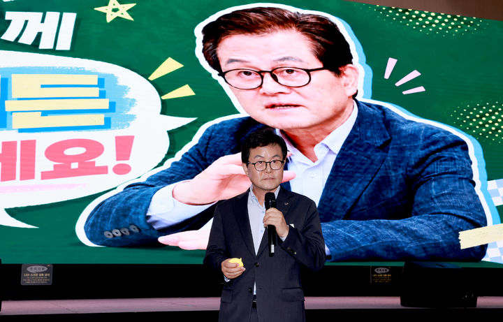 [보령=뉴시스] 신규 공무원 공직 입문 교육에서 특강하는 엄승용 보령시장. (사진=보령시청 제공) 2026.09.29. photo@newsis.com *재판매 및 DB 금지