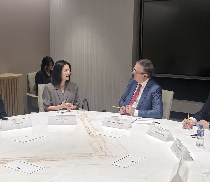 [서울=뉴시스] 네이버는 최수연 대표와 김희철 최고재무책임자(CFO), 김광현 최고데이터·콘텐츠책임자(CDO) 등이 대통령 경제사절단으로 지난 24일부터 이틀간 멕시코를 방문했다고 29일 밝혔다. 사진은 25일 마르셀로 에브라르드 멕시코 경제부 장관(오른쪽)과 대화를 나누고 있는 최 대표. 2026.09.29. (사진=네이버 제공) *재판매 및 DB 금지