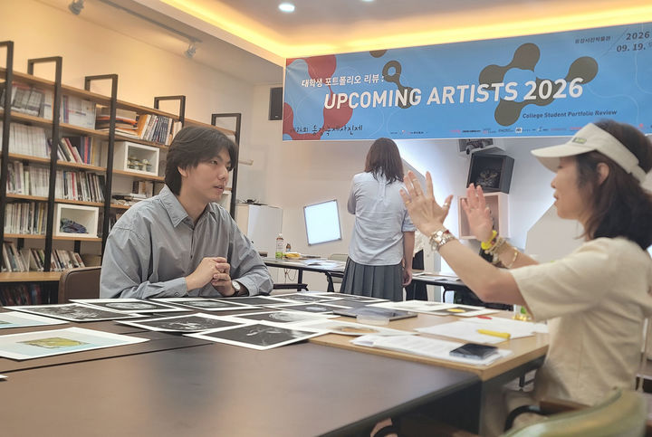 동강사진마을운영위원회와 영월문화관광재단이 주관하고 영월군이 후원하는 제24회 동강국제사진제는 지난 28일 ‘대학생 포트폴리오 리뷰_UPCOMING ARTISTS 2026’ 최종 선정자를 심사하고 있다.(사진=영월군 제공) *재판매 및 DB 금지