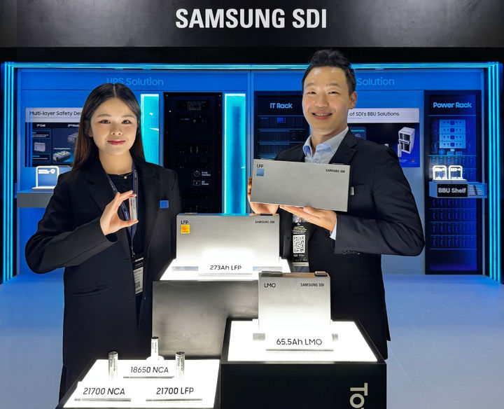 [서울=뉴시스] 삼성SDI가 'DCWA 2026'에서 공개한 원통형, 각형 LFP 배터리. (사진=삼성SDI 제공) photo@newsis.com *재판매 및 DB 금지