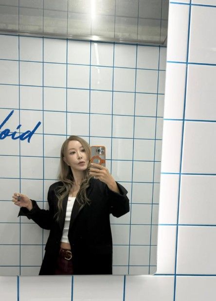 [서울=뉴시스] 슈가 거울 앞에서 셀카를 찍는 모습이다. (사진=슈 SNS 캡처) 2026.09.29. photo@newsis.com *재판매 및 DB 금지