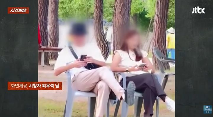 [서울=뉴시스] 경복궁 경내에 놓인 의자에 앉아 전자담배를 피우고 있는 외국인 여성 관광객의 모습이 제보돼 논란이 일고 있다. (사진=JTBC '사건반장' 캡처)