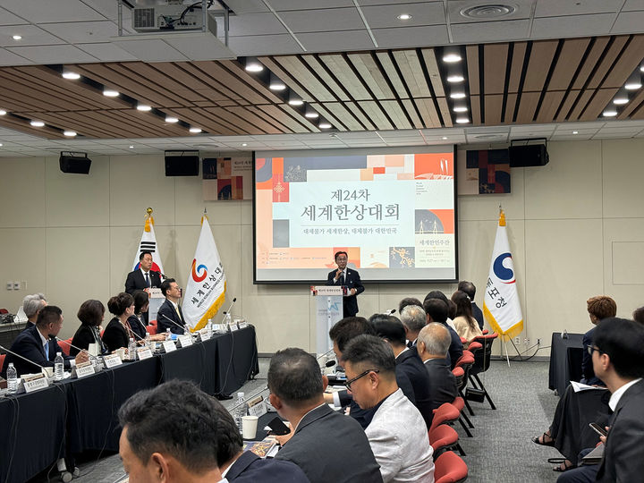 [여수=뉴시스] 서영학 여수시장이 인천에서 28일 열린 제24차 세계한상대회에 참석해 제25차 세계한상대회 유치를 위한 계획을 발표하고 있다. (사진=여수시 제공) 2026.09.29. photo@newsis.com *재판매 및 DB 금지