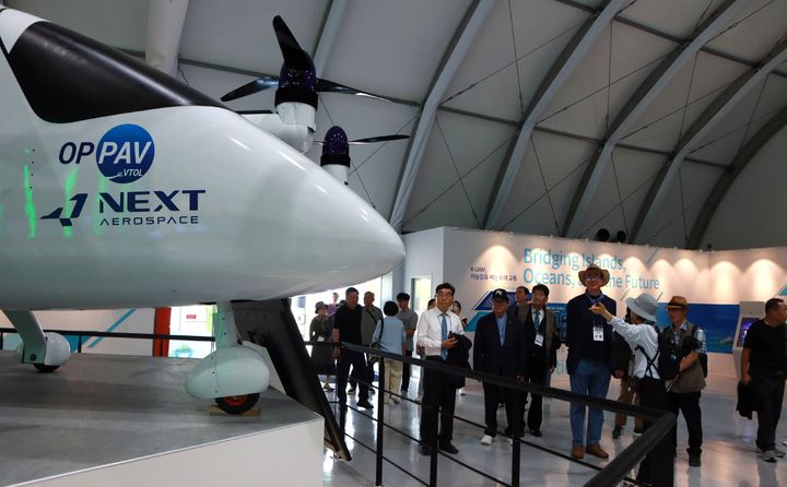 [여수=뉴시스] 전국 섬 관련 단체 및 관광협회 대표 등 전문가 20여 명이 28일 여수세계박람회장을 방문해 전시관을 둘러보고 있다. (사진=조직위 제공) 2026.09.29. photo@newsis.com *재판매 및 DB 금지