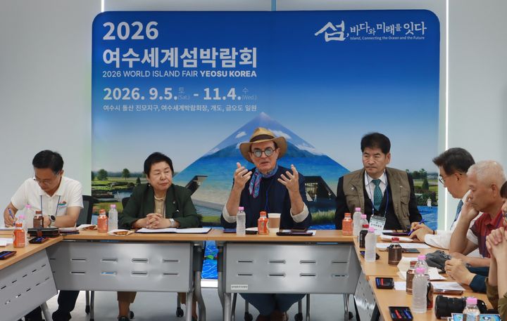 [여수=뉴시스] 2026여수세계섬박람회 주행사장에서 열린 '섬관련단체 및 관광협회 관계자 팸투어'간담회에서 이참 글로벌관광1억명시대 대표가 섬박람회를 둘러본 소감과 함께 섬의 잠재력에 대해 설명하고 있다. (사진=조직위 제공) 2026.09.29. photo@newsis.com *재판매 및 DB 금지