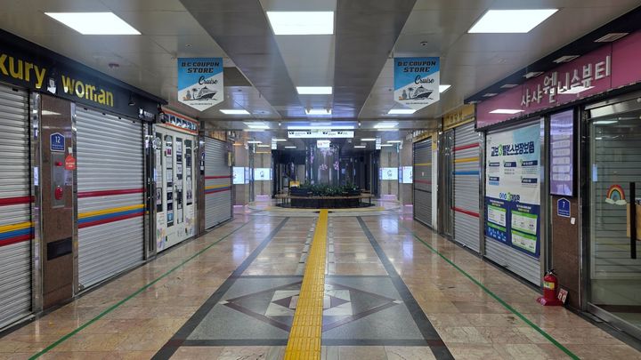 [제주=뉴시스] 제주중앙지하상가 내 각 점포마다 건물번호판이 부착된 모습. (사진=제주도 제공) *재판매 및 DB 금지