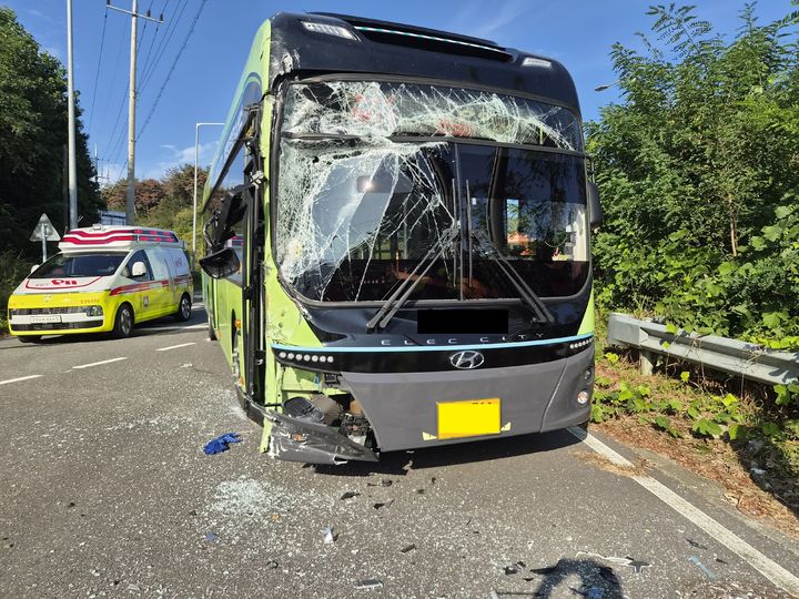 [청양=뉴시스] 29일 오전 8시10분께 충남 청양군 화성면 매산리삼거리 신호없는 교차로에서 시내버스끼리 충돌해 이 중 한대 앞부분이 부서진 모습. (사진=청양소방서 제공) 2026.09.29. photo@newsis.com *재판매 및 DB 금지