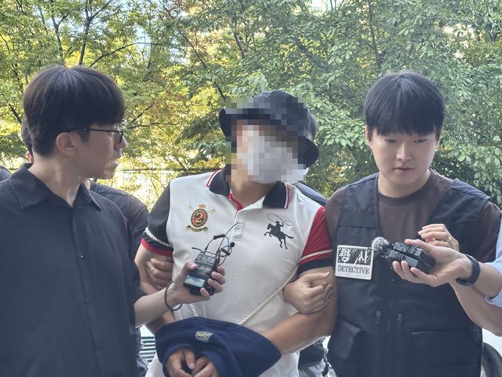 [서울=뉴시스] 신항섭 기자 = 추석 연휴 마지막 날 양화한강공원 인근에서 흉기로 행인들을 위협한 40대 남성 천모씨가 29일 구속 전 피의자 심문(영장실질심사)에 출석하고 있다. 2026.09.29. photo@newsis.com *재판매 및 DB 금지