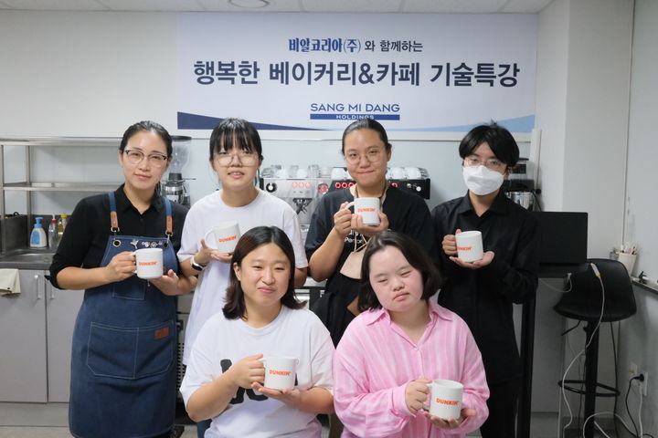 [서울=뉴시스] 28일 서울 신대방동 비알코리아 아카데미에서 상미당홀딩스와 행복한재단이 진행한 장애인 근로자 바리스타 기술교육 참가자들이 기념촬영을 하고 있다. (사진=상미당홀딩스 제공) *재판매 및 DB 금지