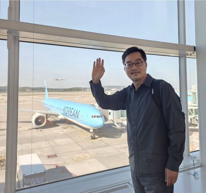 [수원=뉴시스] 미국으로 출국하는 김동연 전 경기도지사. (사진=김동연 전 지사 페이스북) 2026.09.29. photo@newsis.com *재판매 및 DB 금지