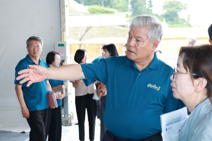 [금산=뉴시스] 조명휘 기자 = 문정우 금산군수이 제44회 금산세계인삼축제 준비 상황을 점검하고 있다. (사진= 금산군 제공) 2026.06.29. *재판매 및 DB 금지