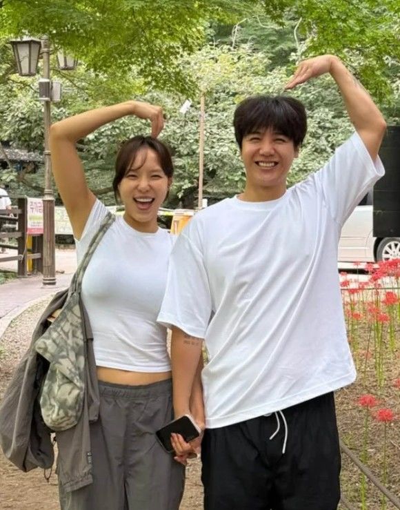 [서울=뉴시스] 미르와 아내가 함께 다정한 포즈를 취한 모습이다. (사진=미르 아내 SNS 캡처) 2026.09.29. photo@newsis.com *재판매 및 DB 금지