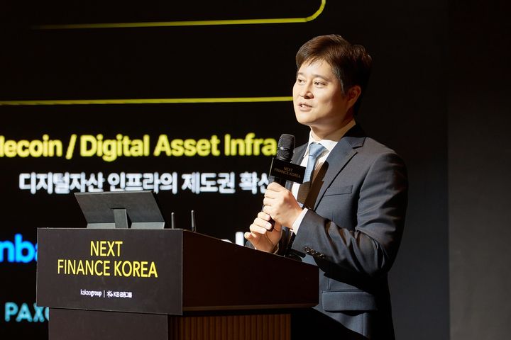 [서울=뉴시스] 신원근 카카오페이 대표 겸 카카오그룹 스테이블코인 공동 TF장이 '넥스트 파이낸스 코리아(Next Finance Korea·NFK)'에서 '의지에서 실행으로(From Intent to Impact)'라는 제목으로 마무리 발표를 하고 있다. (사진=카카오페이 제공) 2026.09.29. photo@newsis.com *재판매 및 DB 금지