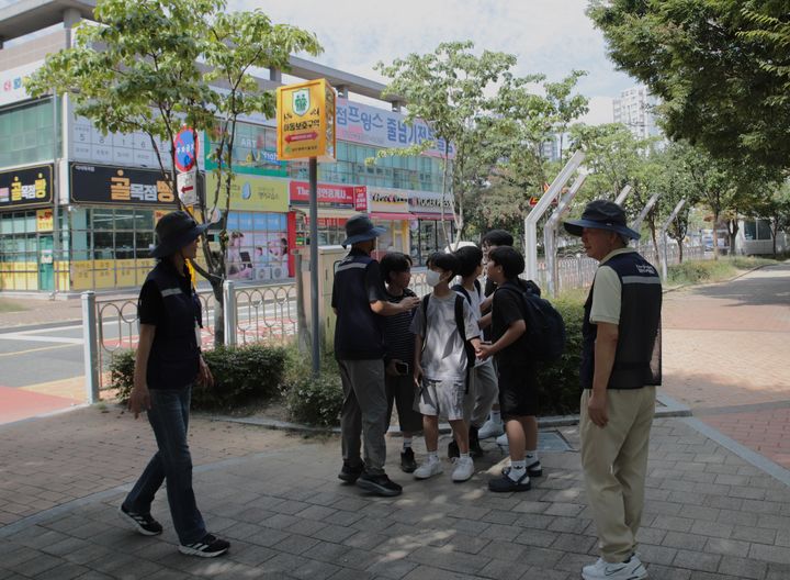 [대구=뉴시스]대구시 달성군이 지정한 아동보호구역에서 관계자들이 안전 순찰활동을 하고 있다(사진=달성군 제공) 2026.09.29 photo@newsis.com *재판매 및 DB 금지
