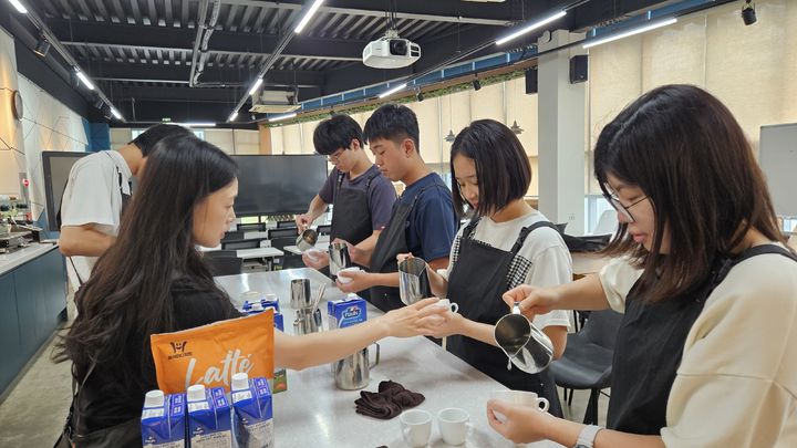 특수교육대상 학생들이 바리스타 실습과정을 배우고 있다. *재판매 및 DB 금지